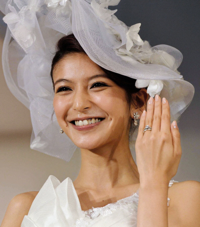 笑顔で指輪を見せる大石参月＝東京・乃木坂の桂由美ブライダルハウス（撮影・田村亮介）