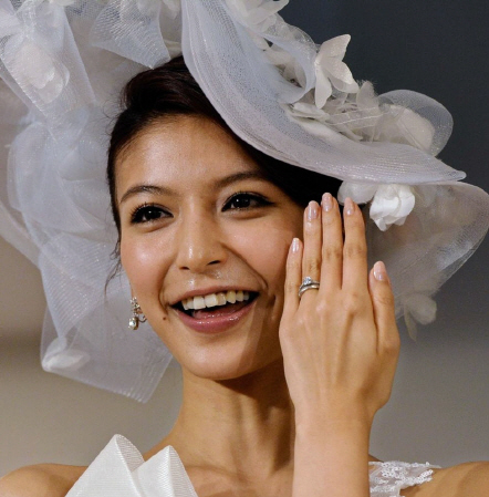 笑顔で指輪を見せる大石参月＝東京・乃木坂の桂由美ブライダルハウス（撮影・田村亮介）