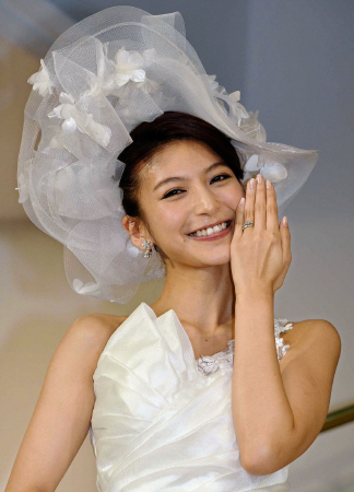 笑顔で指輪を見せる大石参月＝東京・乃木坂の桂由美ブライダルハウス（撮影・田村亮介）