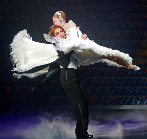 息の合ったデュエットダンスを披露する星組トップスター柚希礼音と娘役トップ夢咲ねね＝宝塚大劇場