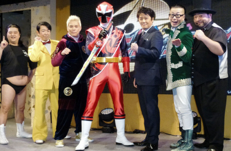 「手裏剣戦隊ニンニンジャー」のイベントに登場した（左から）長州小力、ダンディ坂野、神取忍、アカニンジャー、坂上忍、髭男爵＝東京スカイツリー・ソラマチひろば
