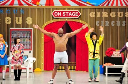 「ＴＨＥ　舶来寄席」にサプライズ出演したボブ・サップ（中）＝大阪・なんばグランド花月