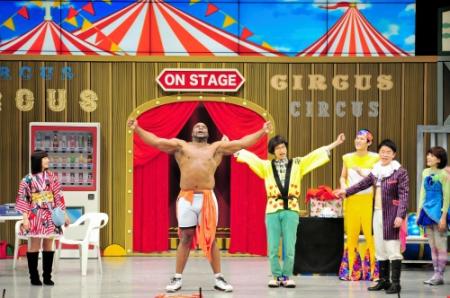 「ＴＨＥ　舶来寄席」にサプライズ出演したボブ・サップ（中）＝大阪・なんばグランド花月