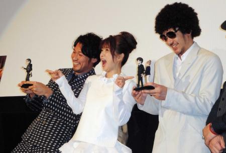 　映画「Ｐｒｅｓｅｎｔ　Ｆｏｒ　Ｙｏｕ」の初日舞台あいさつに登場した(右から)オダギリジョー、風吹ジュン、青木崇高