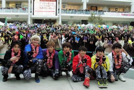 　満員のファンに囲まれる超特急＝神奈川県・ラゾーナ川崎