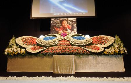 　モスラをかたどった川北紘一監督の祭壇