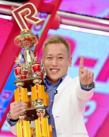 指を突き立てて優勝を喜ぶじゅんいちダビッドソン＝東京・台場のフジテレビ（撮影・北野将市）