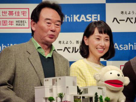 　二世帯住宅のイベントに登場した東尾修氏（左）と東尾理子＝東京・渋谷