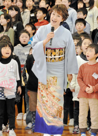 　作詞作曲した校歌を児童と歌う小林幸子＝新潟市