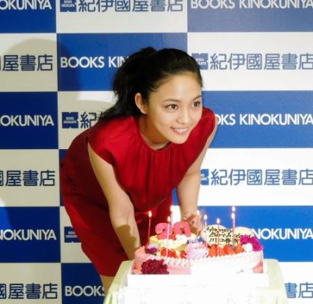 バースデーケーキに笑顔を見せる川口春奈＝東京・新宿の紀伊國屋書店