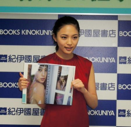 ２０歳の誕生日に写真集を発売した川口春奈＝東京・新宿の紀伊國屋書店