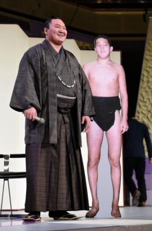 自身の入門時の等身大パネルと並び満面の笑みを浮かべる白鵬＝両国国技館（撮影・北野将市）