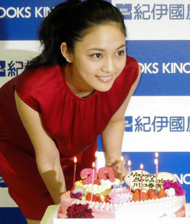 　バースデーケーキに笑顔を見せる川口春奈＝東京・新宿