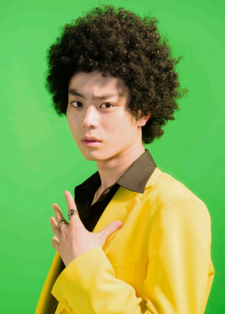 　ホスト役を演じる菅田将暉