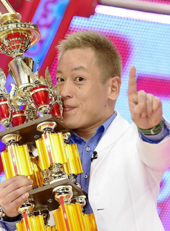 Ｒ-１ぐらんぷりで優勝したじゅんいちダビッドソン＝