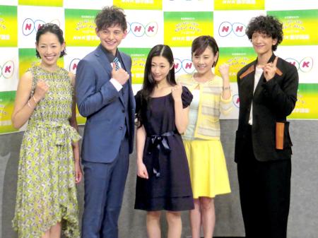 　語学番組の出演に意気込む（左から）原沙知絵、ハリー杉山、壇蜜、高橋真麻、渡部豪太＝東京・渋谷のＮＨＫ