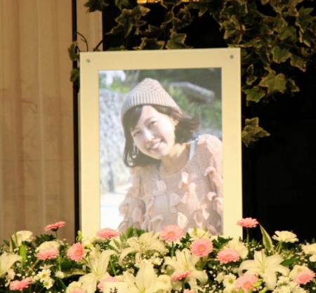 亡くなった清水健アナウンサーの妻奈緒さんの遺影。昨年１２月、最後の家族旅行で訪れた沖縄・竹富島で撮影された。