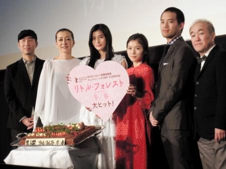 舞台あいさつした（左から）森淳一監督、桐島かれん、橋本愛、松岡茉優、三浦貴大、温水洋一＝東京・新宿ピカデリー