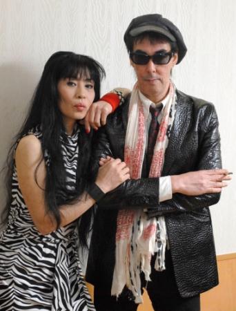 「シーナ＆ロケッツ」のシーナさん（左）と鮎川誠さん