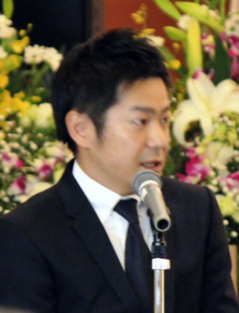 妻・奈緒さんの葬儀で喪主あいさつを行う清水健アナウンサー＝２０１５年２月１４日、大阪市内