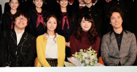 生徒たちへ特別授業を行った（左から）三木孝浩監督、木村文乃、新垣結衣、桐谷健太＝国分寺市立第三中学校（撮影・佐々木彰尚）