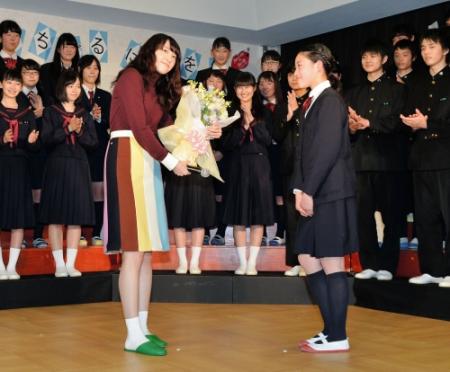 特別授業を行い生徒から花束を手渡された新垣結衣＝国分寺市立第三中学校（撮影・佐々木彰尚）