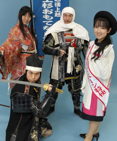 来社した「上杉おもてなし武将隊」＝神戸市、デイリースポーツ本社