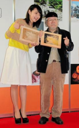 愛媛をアピールした松本零士氏（右）と女性ものまねタレント・みかん＝東京駅