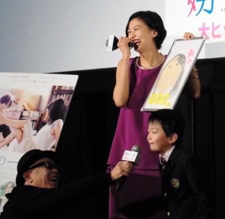 若林瑠海くんから似顔絵を贈られ笑顔の榮倉奈々と、マイクを持つ廣木隆一監督（右から）＝東京・新宿ピカデリー