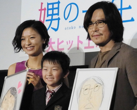 若林瑠海くん（中央）から贈られた似顔絵を持つ榮倉奈々（左）、豊川悦司＝東京・新宿ピカデリー