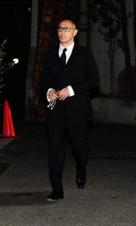 弔問に訪れた市川海老蔵＝港区内（撮影・三好信也）