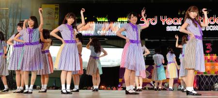 　ファンの熱い声援をうけて熱唱する（左から）生田絵梨花、西野七瀬、生駒里奈、白石麻衣ら乃木坂４６＝西武ドーム（撮影・西岡正）
