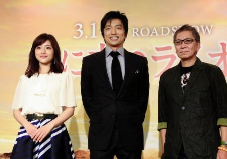 映画「風に立つライオン」の会見に出席した（左から）石原さとみ、大沢たかお、三池崇史監督＝大阪市内