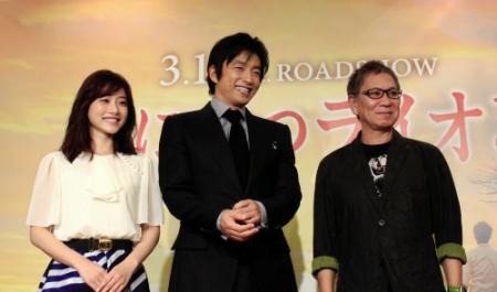 映画「風に立つライオン」の会見に出席した（左から）石原さとみ、大沢たかお、三池崇史監督＝大阪市内