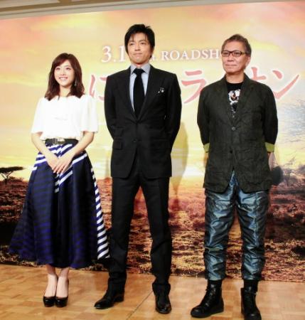 映画「風に立つライオン」の会見に出席した（左から）石原さとみ、大沢たかお、三池崇史監督＝大阪市内