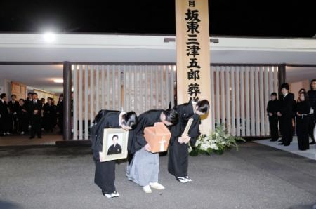 葬儀を終え一礼する（左から）長女・森田菜生、坂東巳之助、二女・幸奈さん＝東京・青山葬儀所（撮影・開出　牧）