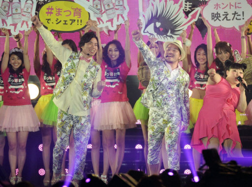 東京ガールズコレクションに登場したクマムシの佐藤大樹（左から）と長谷川俊輔。右端は渡辺直美＝東京・代々木第一体育館（撮影・開出　牧）