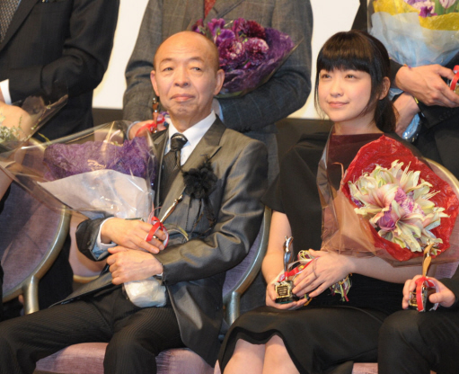 助演男優賞に輝いた坂田利夫（左）と主演女優賞の池脇千鶴