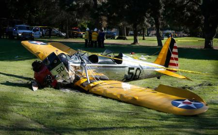 　米俳優ハリソン・フォードが操縦していたとされる墜落した小型機＝５日、カリフォルニア州（ロイター＝共同）