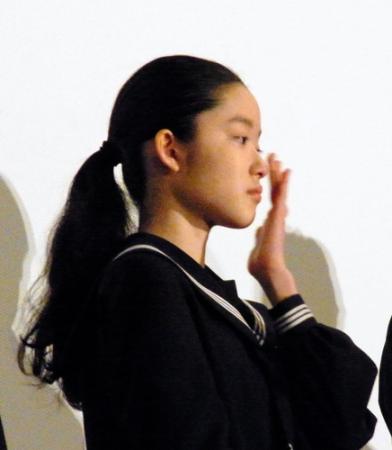 涙をぬぐう藤野涼子＝東京・丸の内