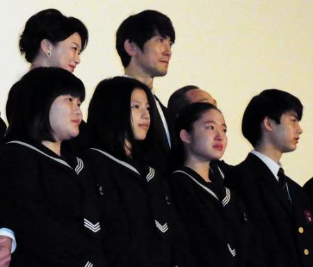 両親役の夏川結衣と佐々木蔵之介（後列左から）の前で号泣する藤野涼子（前列左から３番目）＝東京・銀座の丸の内ピカデリー