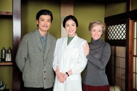 「マッサン」サプライズ登場した天海天海祐希（中）。左は玉山鉄二、右はシャーロット・ケイト・フォックス