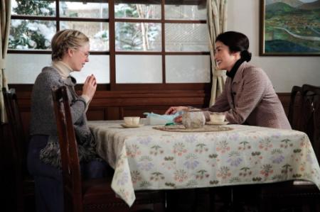 「マッサン」にサプライズ登場した天海祐希（右）。左はシャーロット・ケイト・フォックス