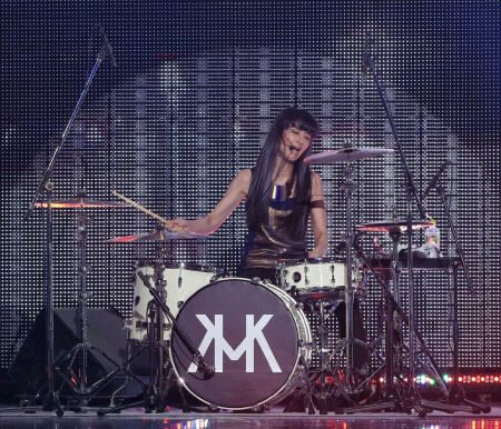 神戸コレクションのセカンドステージのオープニングで熱唱するシシド・カフカ