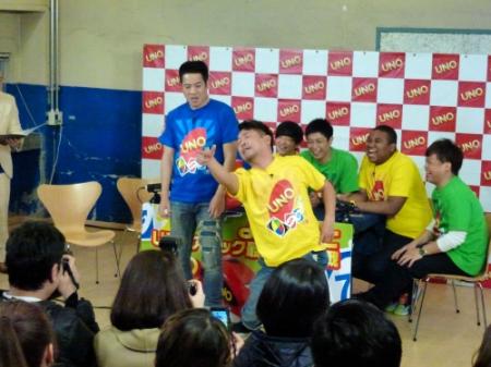 「ラッスンゴレライ」を披露したＦＵＪＩＷＡＲＡ＝東京・新宿