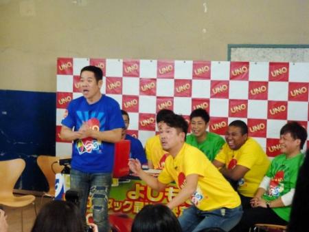 「ラッスンゴレライ」を披露したＦＵＪＩＷＡＲＡ＝東京・新宿