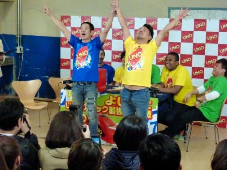 「ラッスンゴレライ」を披露したＦＵＪＩＷＡＲＡ＝東京・新宿