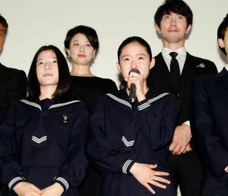 　両親役の夏川結衣と佐々木蔵之介（後列左から）の前に感極まる藤野涼子（前列右）＝東京・丸の内ピカデリー