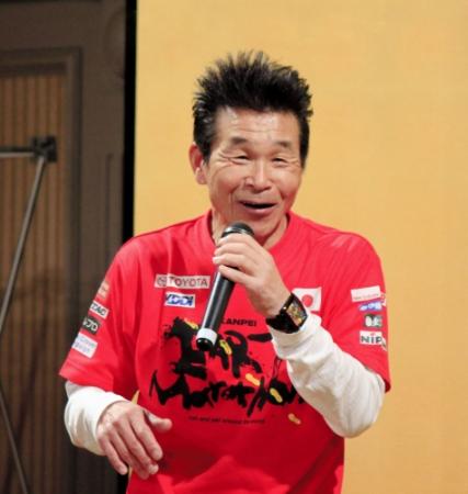 「宝塚大使」に任命され、アースマラソンをテーマに講演を行った間寛平＝兵庫県宝塚市内