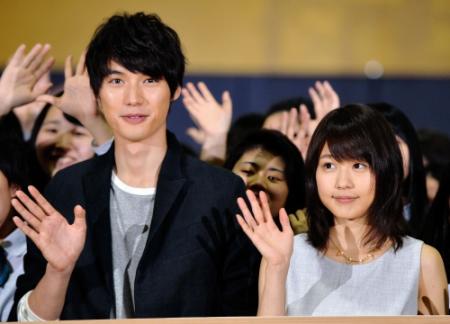 女子高生を相手に“恋の課外授業”を行った福士蒼汰と有村架純＝品川エトワール女子高等学校